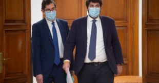 El PP se clava una jeringuilla en el pie en Murcia del tamaño de su lista VIP de vacunados