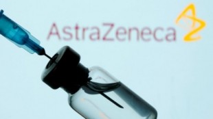 AstraZeneca reconoce a la UE que no podrá cumplir con los volúmenes acordados