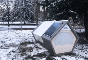 Dormitorios futuristas para personas sin hogar instaladas en una ciudad alemana