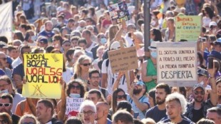 Los 'negacionistas' retoman las calles de Madrid en pleno pico de la tercera ola 