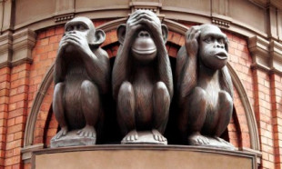 La Universidad de York retira una imagen de los tres monos sabios por ser un «estereotipo racial opresivo»