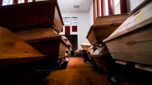 La imagen que impacta en Alemania: decenas de ataúdes de víctimas de la Covid apilados en un crematorio