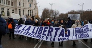 Cientos de personas se manifiestan en Madrid sin mascarilla y con pancartas contra la vacuna
