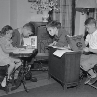 Niños siguiendo las clases por la radio durante la epidemia de polio de 1937