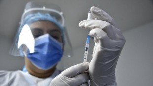 La francesa Sanofi producirá vacunas de Pfizer para aumentar la oferta en Europa