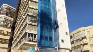 Una mujer corta las cuerdas a un operario que trabajaba colgado en la fachada de su edificio en Benidorm