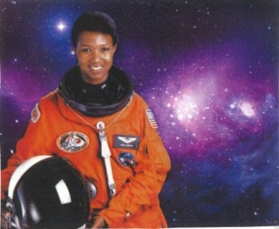 Mae Jemison, la astronauta que quiso ampliar la visión que los extraterrestres tienen del mundo
