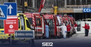 La imagen que sacude a Portugal: ambulancias esperando durante horas frente a un hospital sin camas libres