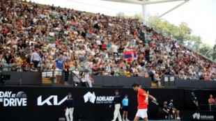 Ni distancia, ni mascarillas: el público regresa al tenis y parece de ciencia ficción