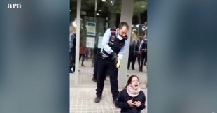 La joven reducida con una Taser en Sabadell recibió seis descargas en un minuto y medio