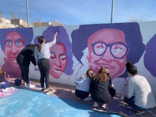 Los alumnos de un instituto de Córdoba pintan una réplica exacta del mural feminista de Ciudad Lineal