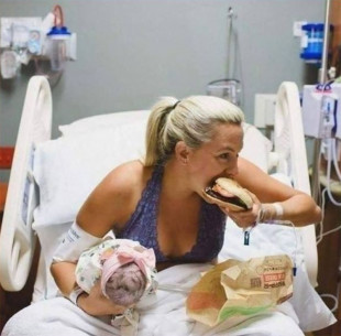 Una mujer disléxica muerde a su bebé recien nacido mientras comía una hamburguesa