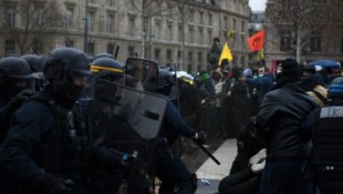 La Policía francesa usa gases lacrimógenos y cañones de agua contra los que se oponen a la ley de seguridad global