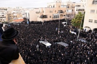 Miles de ultraortodoxos violan en Israel el confinamiento por el funeral de un rabino