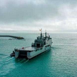El buque anfibio Castilla pone rumbo a la operación Atalanta en aguas del Índico