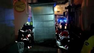 Dos jóvenes ofrecieron 2 euros a la mujer rescatada para que se metiera en el contenedor en Marbella