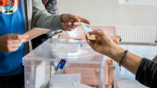 El PSOE y Unidas Podemos proponen eliminar el voto rogado en las elecciones