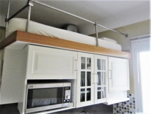 ¿Quieres dormir encima del extractor de la cocina y a 40 cm del techo? En Madrid puedes hacerlo por 500 €/mes