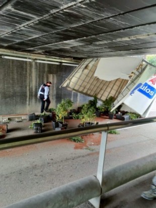 Un camión cargado de marihuana queda atascado en un túnel en Gavá