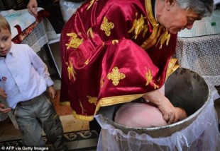 Un bebé muere tras su bautizo en una iglesia ortodoxa: fue sumergido en agua tres veces [ENG]