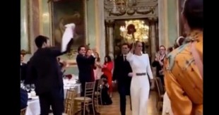Ni mascarillas ni distancia de seguridad: la boda en el Casino de Madrid que indigna en redes