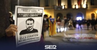 Más de 200 personalidades de la cultura, encabezadas por Serrat y Almodóvar, piden la libertad de Pablo Hasél