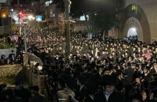 Más de 10.000 judíos ultraortodoxos se reúnen (de nuevo) para el funeral de un rabino fallecido por COVID-19