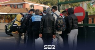 El afectuoso discurso de un policía local hacia a un grupo de migrantes