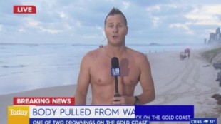 Un hombre del tiempo australiano saca un cadáver del mar en pleno directo
