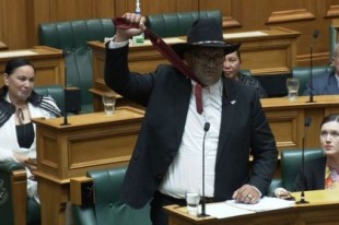 Parlamento de Nueva Zelanda expulsó a un legislador maorí por negarse a usar corbata
