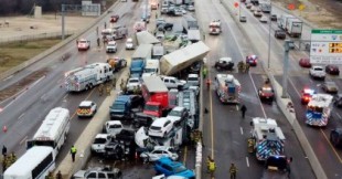 Enorme accidente con casi 100 autos en una autopista congelada de Texas: al menos 5 muertos y decenas de heridos