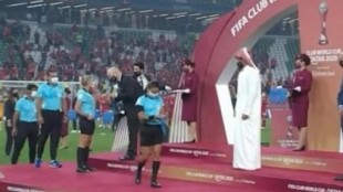 Un miembro de la familia real de Catar se negó a chocar el puño con las árbitras en la final del Mundial de Clubes