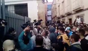 Protestan en Linares por la paliza de dos agentes a un hombre y su hija y la Policía responde con balas de goma
