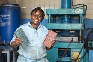 Ingeniera keniata produce ladrillos de plástico reciclado más fuertes que el concreto