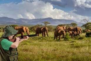 La Casa Real difunde imágenes de Juan Carlos I cazando elefantes para desmentir las sospechas sobre su estado de salud