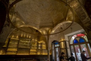 Las obras de un bar de Sevilla desvelan un baño islámico del siglo XII decorado en su totalidad