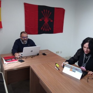 Luz Belinda, la exdiputada de Vox, luce una bandera de Falange en el Parlamento de Andalucía