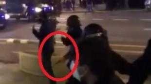 Un diputado de Compromís recibe un porrazo de los agentes en los disturbios de Valencia por la detención de Hasel