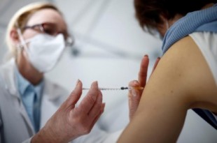 La vacuna de AstraZeneca encuentra resistencia en Europa después de que sanitarios sufran efectos secundarios [ENG]