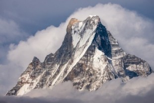 La historia de Machapuchare, la montaña intacta del Himalaya a la que Nepal prohíbe ascender