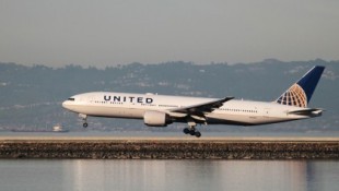 VIDEO: El motor de un Boeing 777 incendiado en pleno vuelo en EE.UU