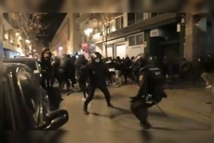 "Para, paraaaa": el vídeo en el que un antidisturbios tiene que ser calmado