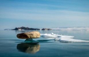 Un fenómeno natural hace que las piedras parezcan levitar sobre un lago de Siberia