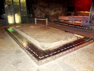 La gran losa de vidrio de Beit She’arim pesa 9 toneladas y tiene 1.600 años de antigüedad