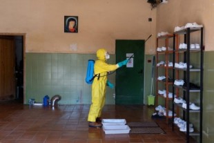 Un año fumigando contra el coronavirus y otros casos de “teatro pandémico”