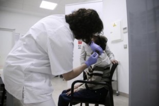 Nonagenarios hacen cola de hasta una hora en la calle para recibir la vacuna: "Es una vergüenza"