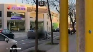 Una pareja se baja del coche y agrede a un ciclista con una llave inglesa en Sabadell