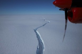 Una inmensa grieta provoca el desprendimiento de un enorme iceberg en la Antártida (ENG)