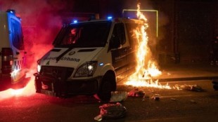 Prenden fuego a una furgoneta de la Guardia Urbana con agentes dentro en Barcelona