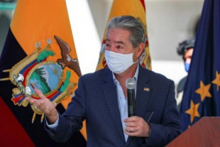 Ministro de Salud de Ecuador dimite tras escándalo por vacunación irregular